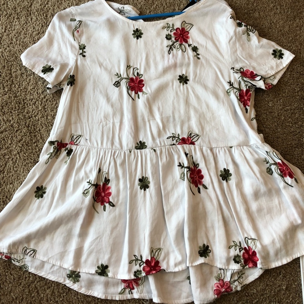 Ruffled hem floral top